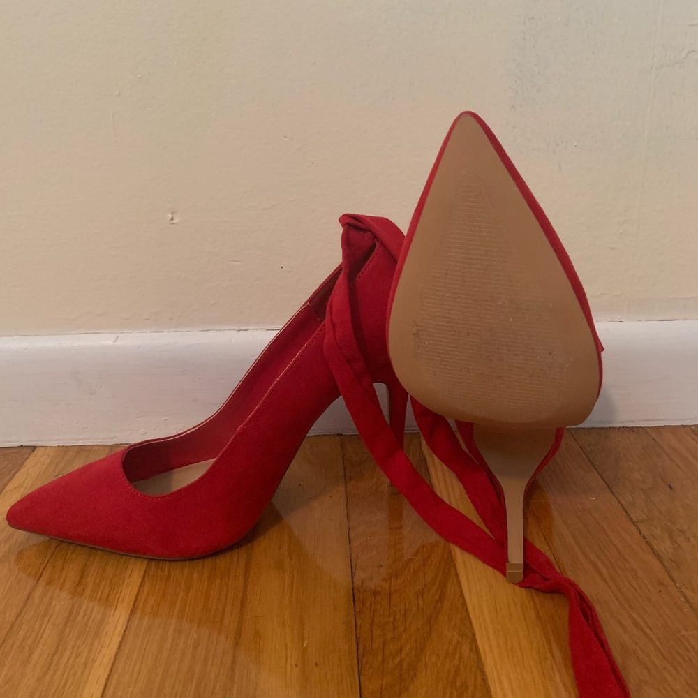 Shoe dazzle red pointed heel